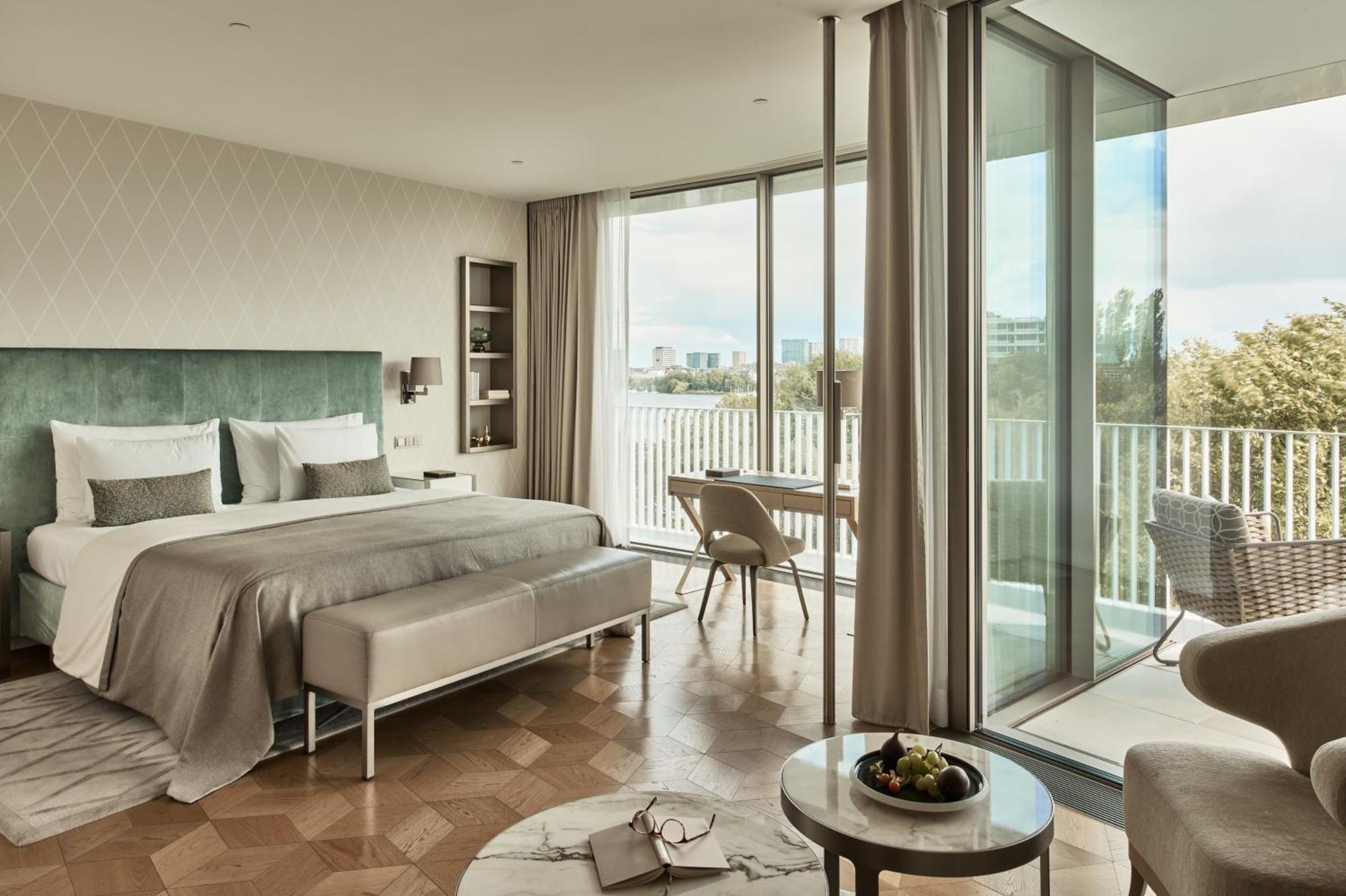 The Fontenay Hamburg Exterior photo A bedroom at the London West End
