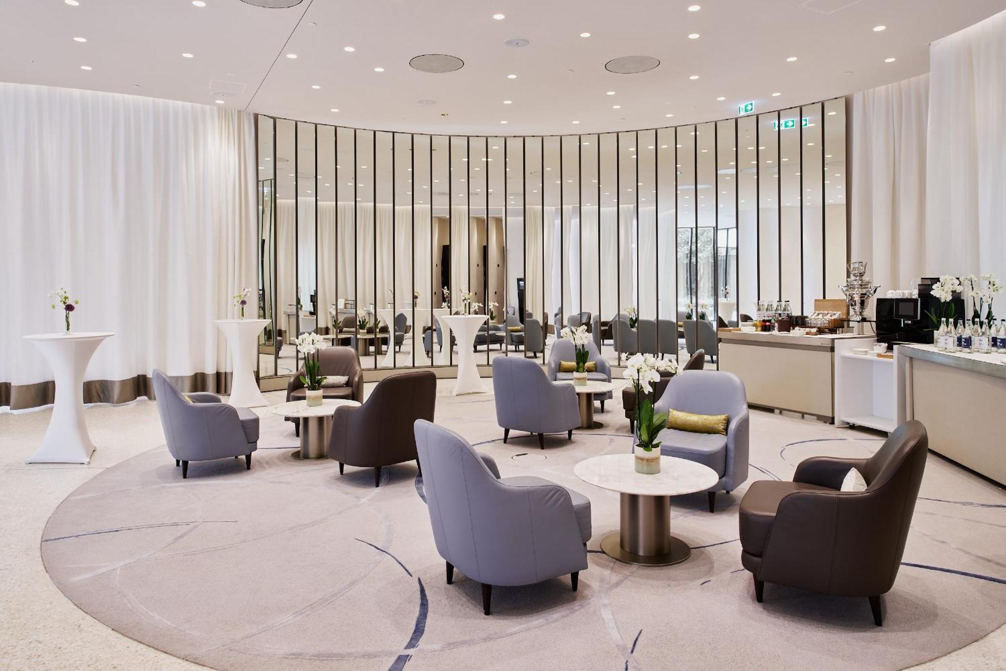 The Fontenay Hamburg Exterior photo The lounge at the airport