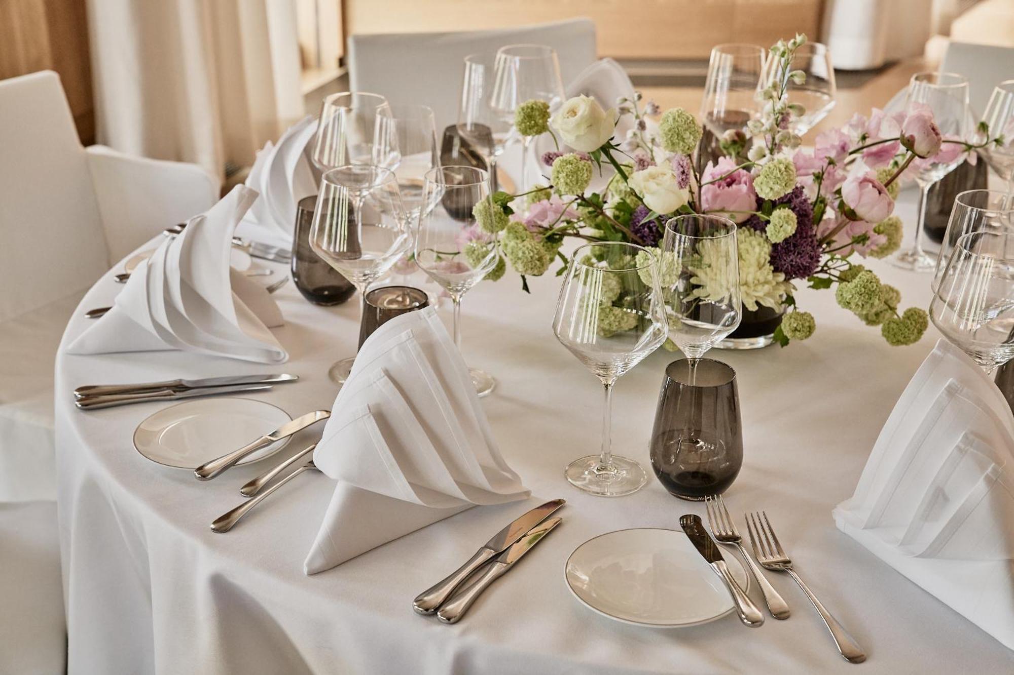 The Fontenay Hamburg Exterior photo A table set for a formal dinner
