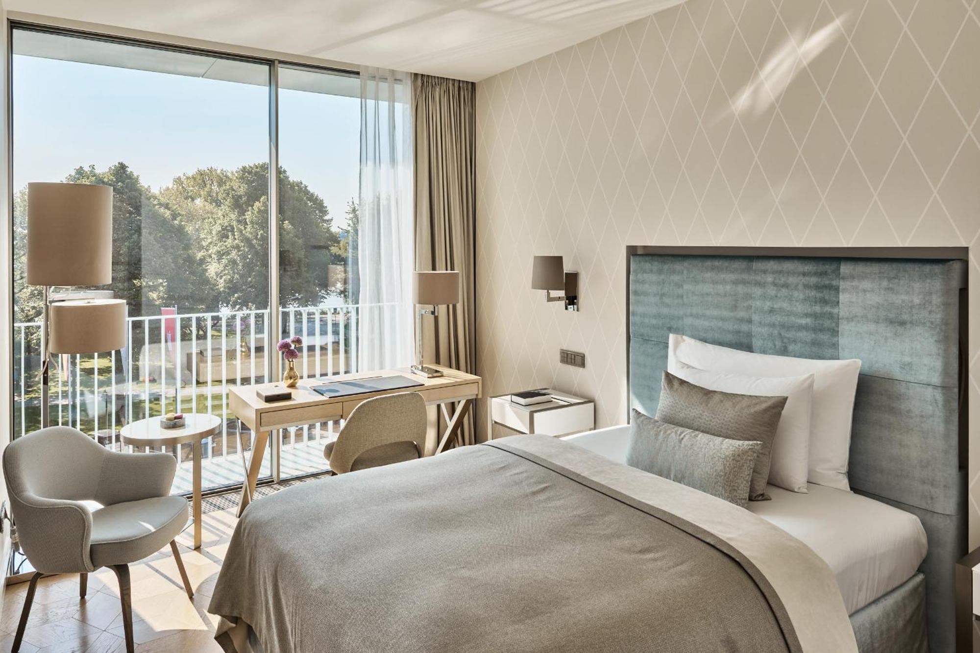 The Fontenay Hamburg Exterior photo A room at the hotel