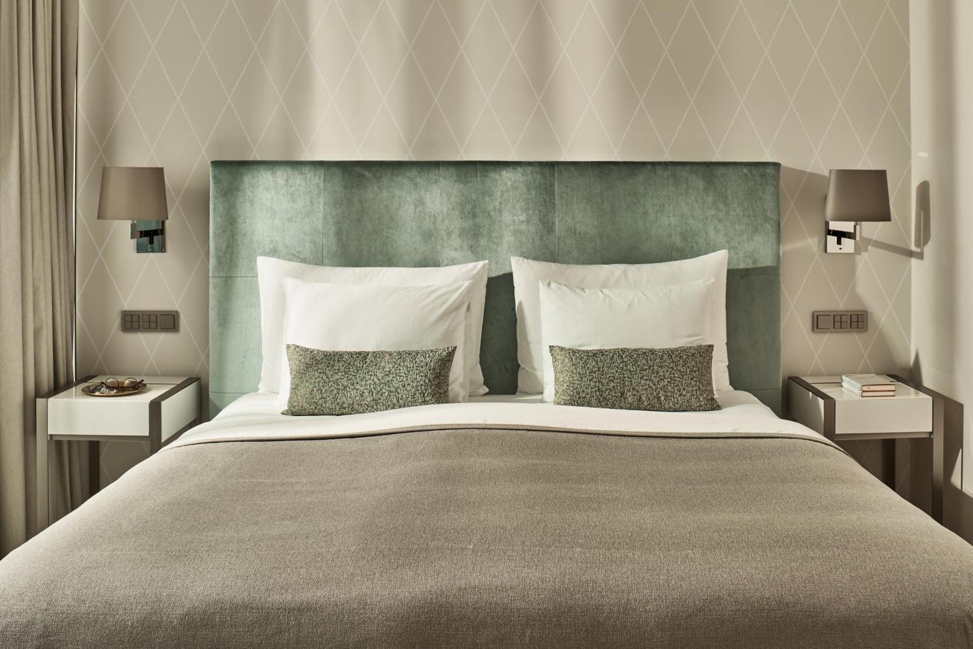 The Fontenay Hamburg Exterior photo Deluxe room